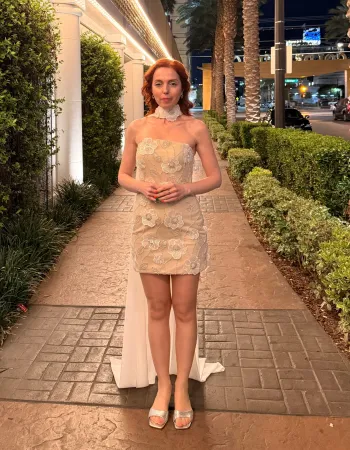 Üç Boyutlu Pelerin Detaylı Mini Elbise - Capa En Flor