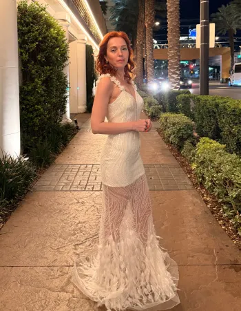 Taş ve Payet İşlemeli Tüylü Uzun Elbise - Amor Eterno