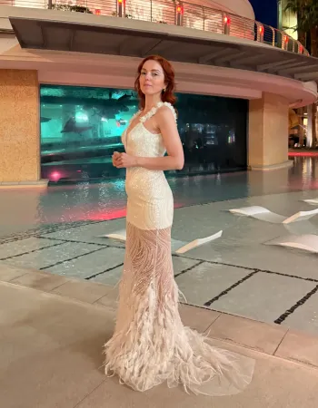 Taş ve Payet İşlemeli Tüylü Uzun Elbise - Amor Eterno